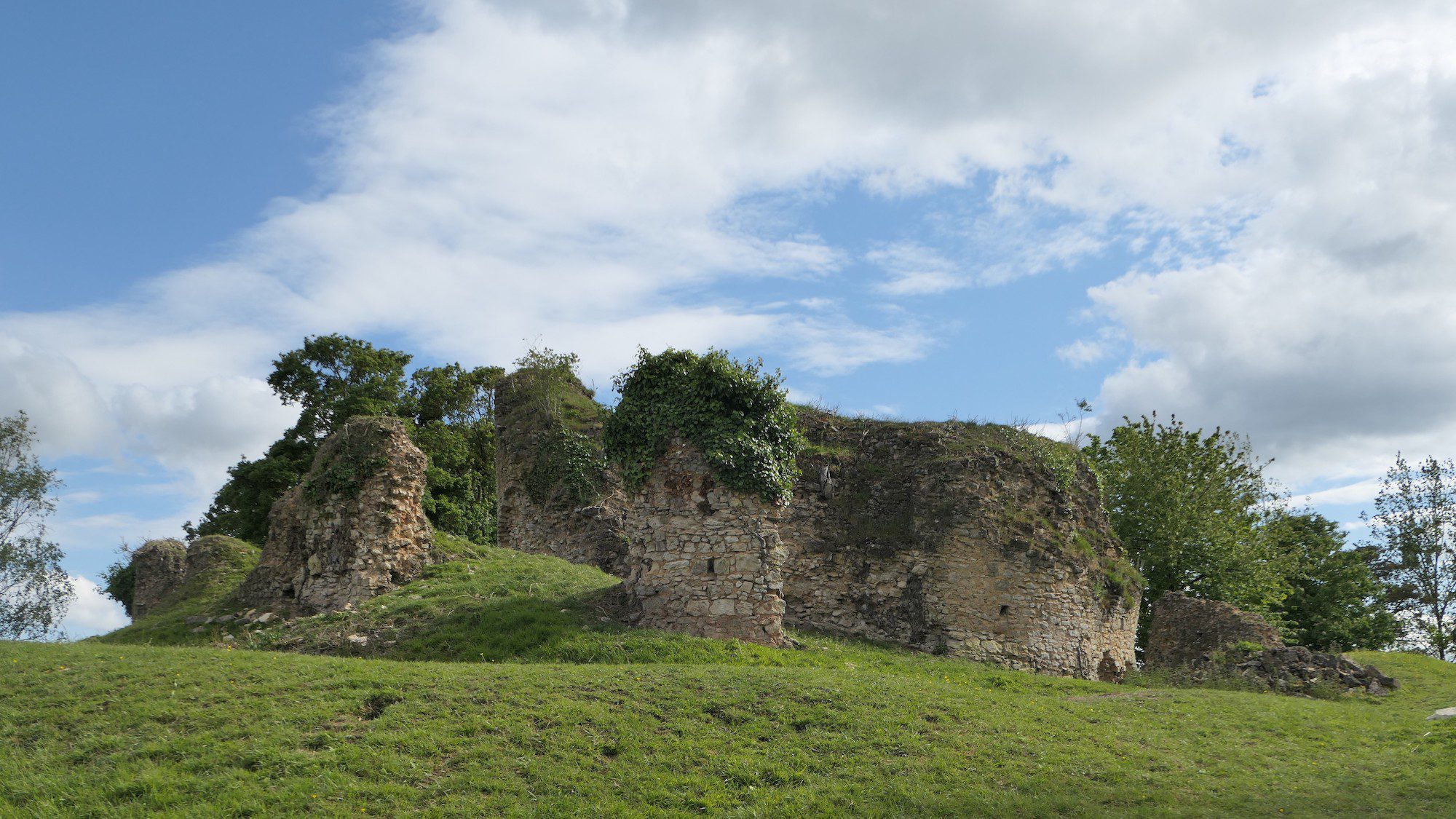 Ruines du donjon de Bourg-le-Roi par JackDesBwa (photo libre de droit)