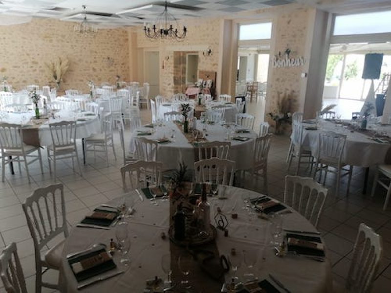 Domaine de Meslay Fyé (Sarthe) salle décorée avec table ronde 10 personnes